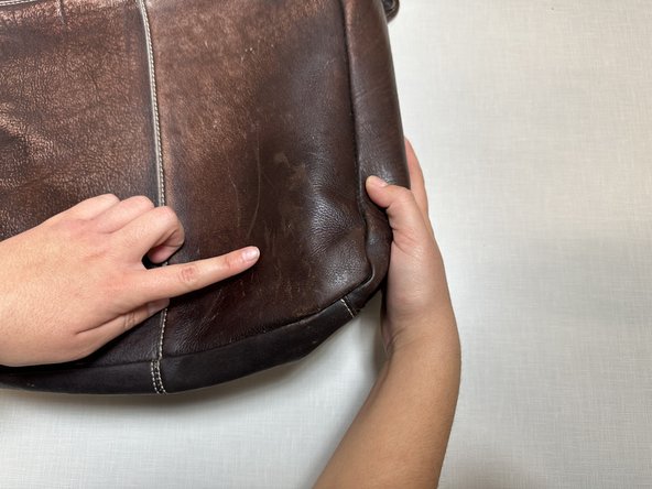 How to Restore Scratches and Discoloration on a Leather Bag: Schritt 9, Bild 2 von 3