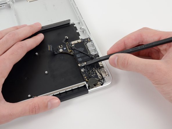 MacBook Pro 13" Retina Display Late 2012 Upper Case Replacement, I/O Board: crwdns2935265:048crwdnd2935265:02crwdnd2935265:03crwdne2935265:0