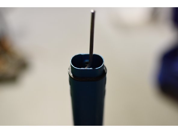 L.L.Bean Rolling Backpack Handle disassembly and lubrication, Middle shaft into outer shaft: crwdns2935265:017crwdnd2935265:03crwdnd2935265:03crwdne2935265:0