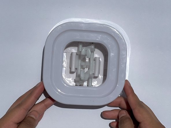 How to Disassemble an OXO Container Lid for Cleaning: adım 6, 2 resimden 2.
