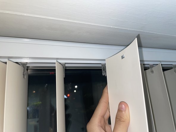Vertical Blind Slat Replacement: 2 단계, 이미지 2개 중 2개