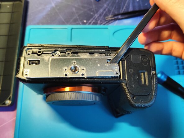 Sony A7 II Top Flex Cable replacement, Removing the tripod mount plate: crwdns2935265:04crwdnd2935265:02crwdnd2935265:03crwdne2935265:0