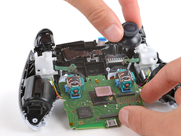 DualSense Controller V5 Joystick Covers Replacement, Remove the joystick covers: crwdns2935265:026crwdnd2935265:03crwdnd2935265:03crwdne2935265:0