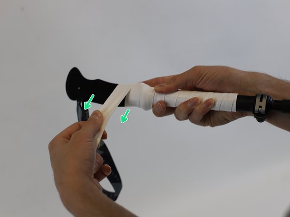 How to Grip a Hiking Pole, Keep wrapping the grip: crwdns2935265:04crwdnd2935265:03crwdnd2935265:03crwdne2935265:0