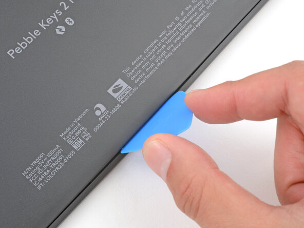 How to Open Your Logitech Pebble Keys 2 K380s Keyboard, Insert an opening pick: passo 7, immagine 2 di 3