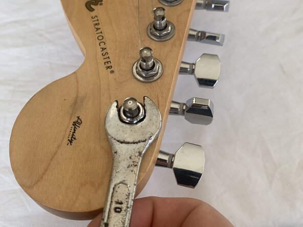 Squier Strat Guitar Tuner Replacement: шаг 9, изображение 2 из 3