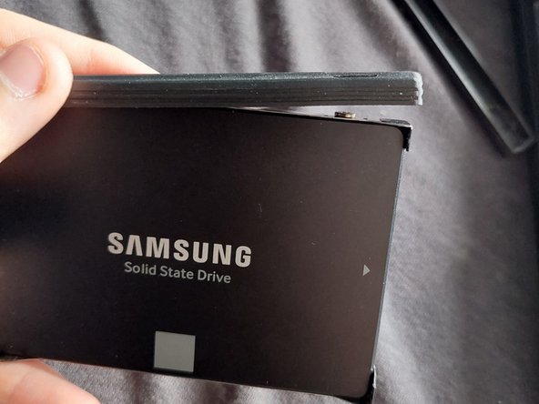 Lenovo ThinkPad X201 Hard Drive Replacement, Put a new drive in the bracket: crwdns2935265:06crwdnd2935265:02crwdnd2935265:03crwdne2935265:0