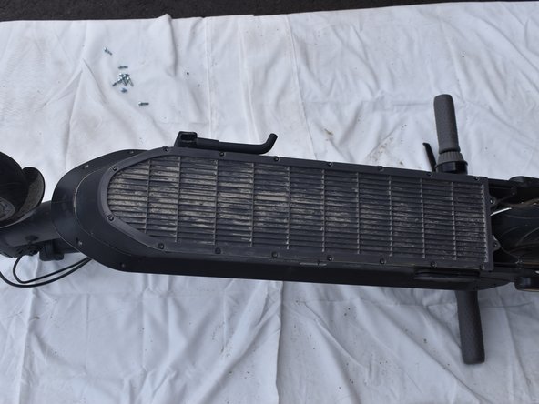 Segway Ninebot Max Battery Replacement, Reattach the base plate: crwdns2935265:06crwdnd2935265:02crwdnd2935265:02crwdne2935265:0