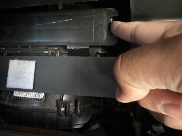2017 Chevy Malibu Cabin Air Filter Replacement: passo 4, immagine 1 di 2
