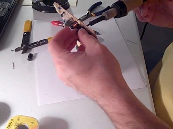 Repairing an LCD Display with failed capacitors: 手順 3、 3の画像 2