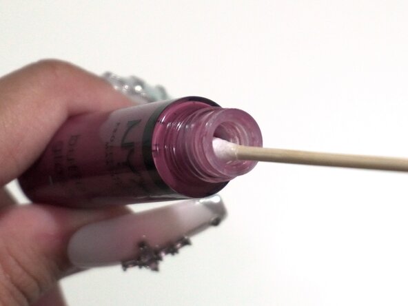 How to Repair a Broken Lip Gloss Stopper, How to Repair a Broken Lip Gloss Stopper: crwdns2935265:01crwdnd2935265:02crwdnd2935265:02crwdne2935265:0