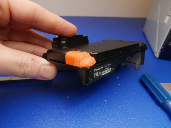 Panasonic Lumix DMC-GH3 LCD Hinge Cover Replacement: crwdns2935265:015crwdnd2935265:02crwdnd2935265:03crwdne2935265:0