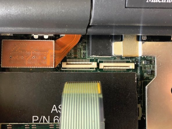 PowerBook 190cs teardown, keyboard ribbon cable removal: passo 5, immagine 3 di 3