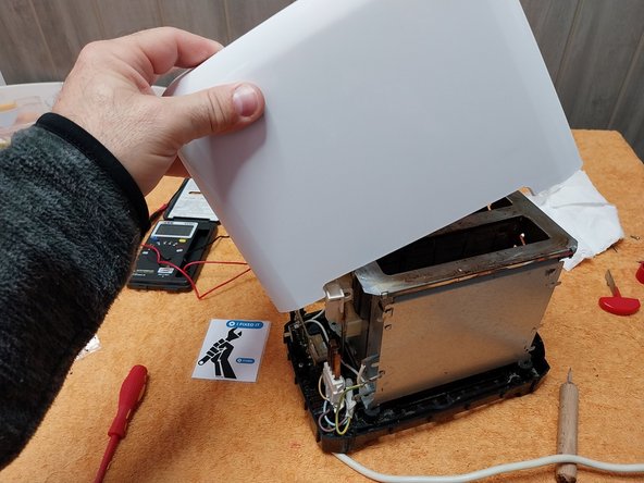 Guide 3: Ufesa Toaster Assembly, Guide 3: Ufesa Toaster Assembly: step 1, image 1 of 3