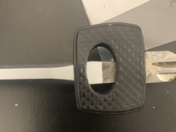 Mercedes W123 key head repair, Push the key into the key head: crwdns2935265:03crwdnd2935265:02crwdnd2935265:02crwdne2935265:0