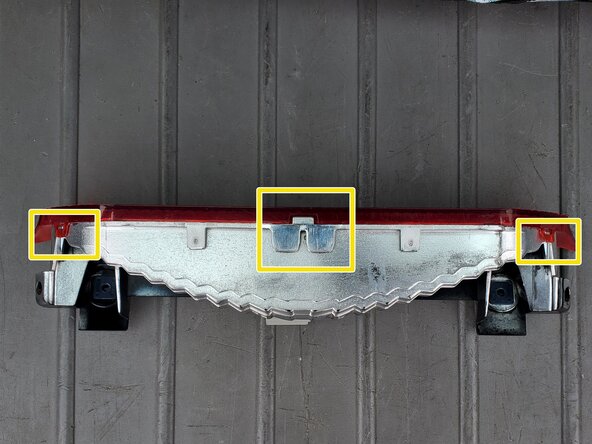 2006 Toyota Matrix Center Brake Light Bulb Replacement: crwdns2935265:05crwdnd2935265:03crwdnd2935265:03crwdne2935265:0