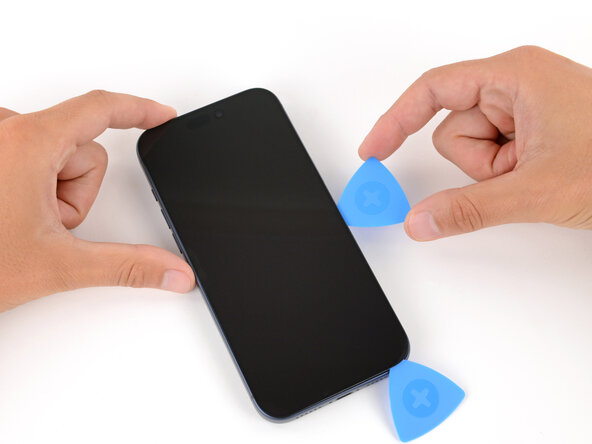 iPhone 17 Pro Battery Replacement, Separate the right edge adhesive: crwdns2935265:013crwdnd2935265:02crwdnd2935265:03crwdne2935265:0