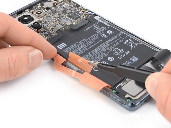 Sostituzione Batteria Mi 11, Stacca le linguette di estrazione della batteria: passo 20, immagine 3 di 3