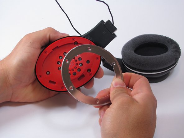 Beats Studio First Generation Motherboard Replacement, Removing Metal Ring Earpiece: crwdns2935265:09crwdnd2935265:02crwdnd2935265:02crwdne2935265:0