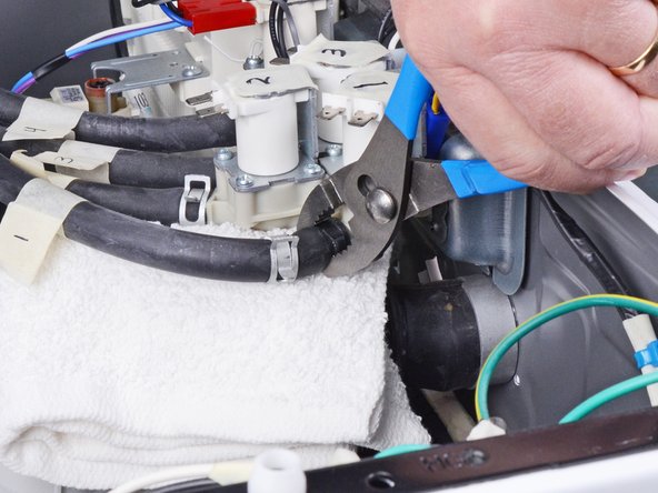 LG WM3050CW Inlet Valve Assembly Replacement: crwdns2935265:09crwdnd2935265:02crwdnd2935265:02crwdne2935265:0