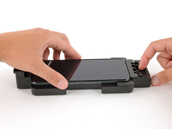 Motorola Razr+ Screen Protector Replacement, Remove the phone: 20 단계, 이미지 3개 중 1개