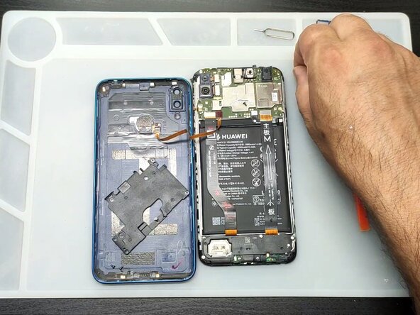 Huawei Y7 2019 Screen Replacement: step 3, image 2 of 3