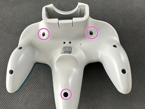 Installation du Mod Kit 8BitDo pour manette N64, Assembler la manette et visser les premières vis: étape 16, image 3 de 3