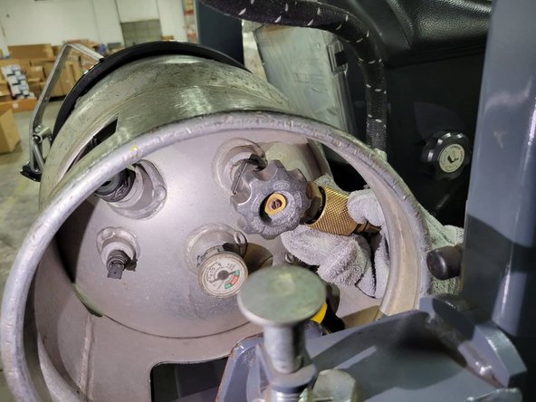 How to Replace the Propane Tank on a Toyota Forklift 8FGCU15: crwdns2935265:010crwdnd2935265:03crwdnd2935265:03crwdne2935265:0