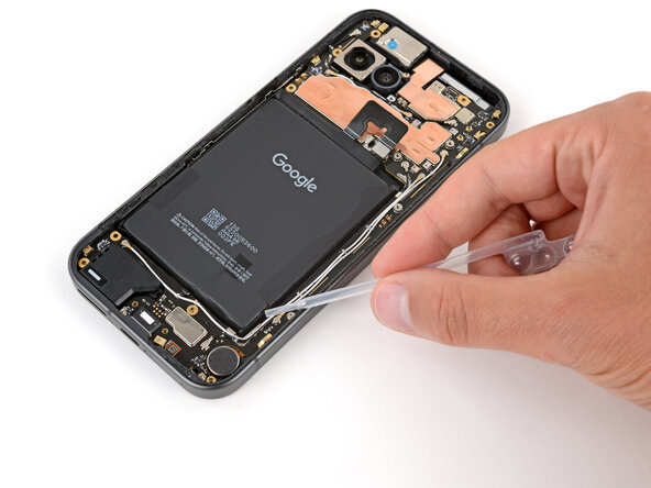 Google Pixel 9a Battery Replacement, Apply isopropyl alcohol: passo 22, immagine 2 di 2