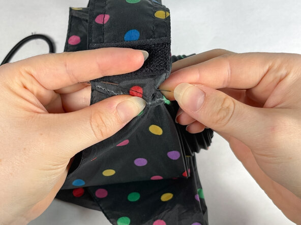 How to Reattach an Umbrella Strap: passo 5, immagine 2 di 3