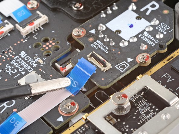 Steam Deck Right Thumbstick Replacement, Disconnect the right thumbstick cable: crwdns2935265:09crwdnd2935265:03crwdnd2935265:03crwdne2935265:0