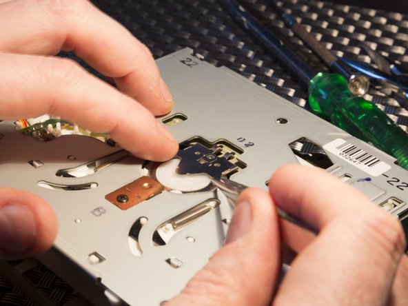 Disassembling Audi Navigation Plus unit, Removing disk clamp: step 11, image 2 of 3