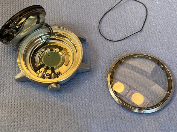 Opening the Withings ScanWatch (Gen 1), Separate the Watch Face From the Case: 步骤 1 中的图像 1，1