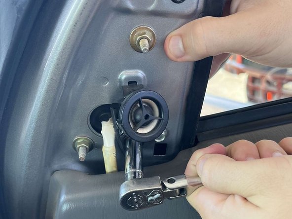 2006 Toyota Tundra Side Mirror Replacement: crwdns2935265:07crwdnd2935265:03crwdnd2935265:03crwdne2935265:0