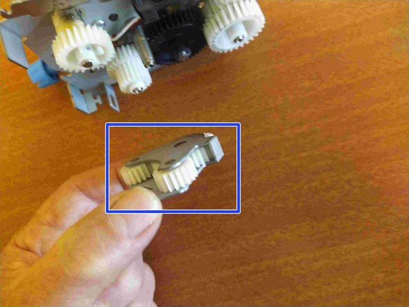 Fuser pressure roller replacement for Lexmark MS710 series printer, Remove some cogwheels: crwdns2935265:06crwdnd2935265:03crwdnd2935265:03crwdne2935265:0