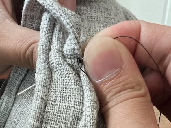 How to Sew a Cloth Seat Cushion Strap: passo 12, immagine 2 di 3