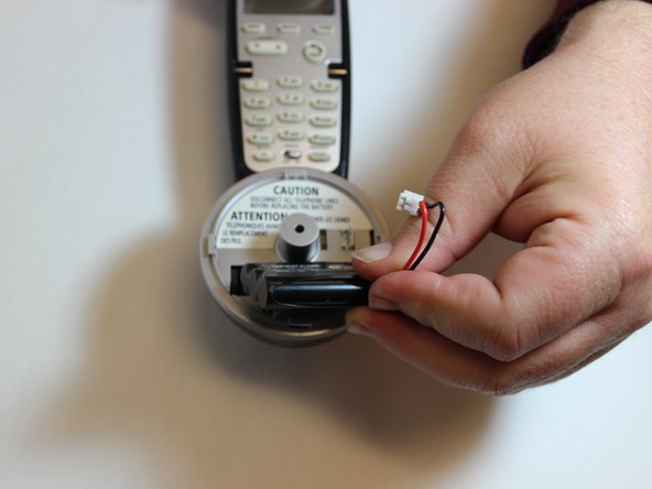 Polyconcept 900-MHz Retro Cordless Telephone Device Battery Replacement, Removing the Battery Pack: crwdns2935265:03crwdnd2935265:02crwdnd2935265:03crwdne2935265:0