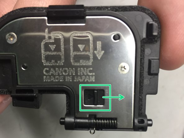 Canon EOS 5D Mark III Main Board Replacement, Remove the bottom plate #2: crwdns2935265:08crwdnd2935265:03crwdnd2935265:03crwdne2935265:0