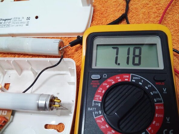 Réparation du condensateur C1 330uF/25V du bloc autonome d'éclairage de sécurité LEGRAND Réf 617 07: étape 5, image 1 de 1