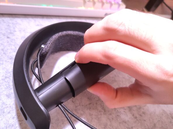 Valve Index Controller Right Index Controller Battery Replacement, Open controller grip: crwdns2935265:01crwdnd2935265:03crwdnd2935265:03crwdne2935265:0