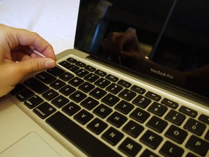 Kritiek Belangrijk nieuws Bevestigen aan Hoe repareer je kleverige toetsen van een MacBook-toetsenbord?? - iFixit  reparatiehandleiding