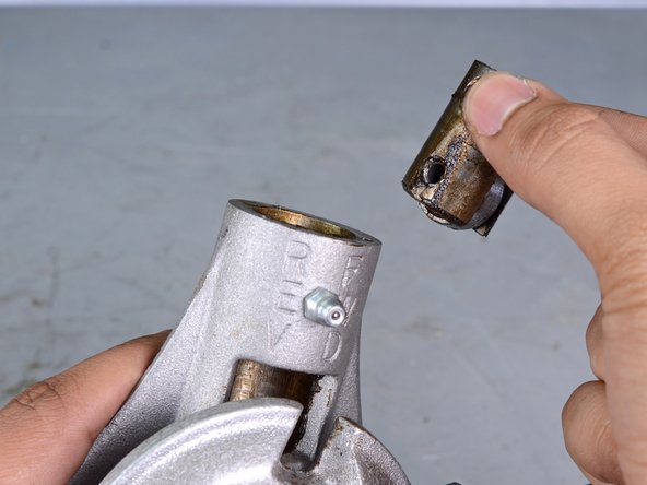 Electric Eel Top Feeder Assembly Replacement: crwdns2935265:019crwdnd2935265:02crwdnd2935265:02crwdne2935265:0