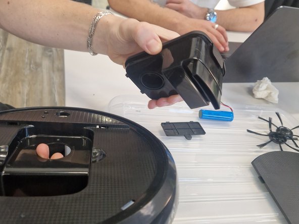 YT-88 Automatic Intelligent Sweeping Robot Full Disassembly, Disassembling the Top Cover: crwdns2935265:05crwdnd2935265:03crwdnd2935265:03crwdne2935265:0