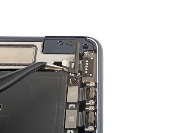 MacBook Air 2022 (M2) MagSafe Port Replacement, Remove the securing bracket: crwdns2935265:015crwdnd2935265:02crwdnd2935265:03crwdne2935265:0