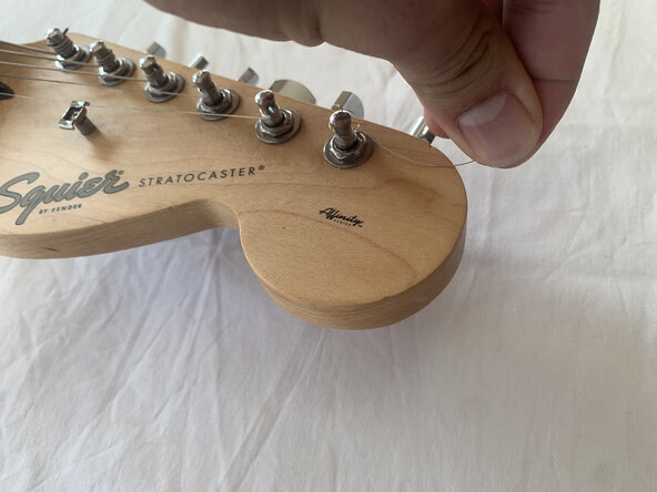 Squier Strat Guitar Tuner Replacement: шаг 3, изображение 2 из 3