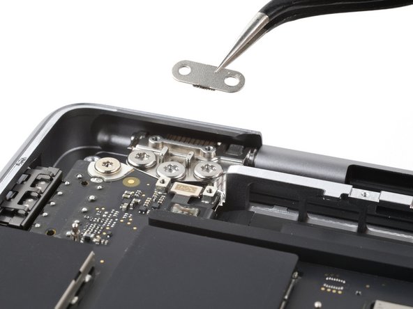 MacBook Pro 14" Late 2023 (M3) USB-C Ports Replacement, Remove the touch ID connector cover: crwdns2935265:033crwdnd2935265:02crwdnd2935265:02crwdne2935265:0