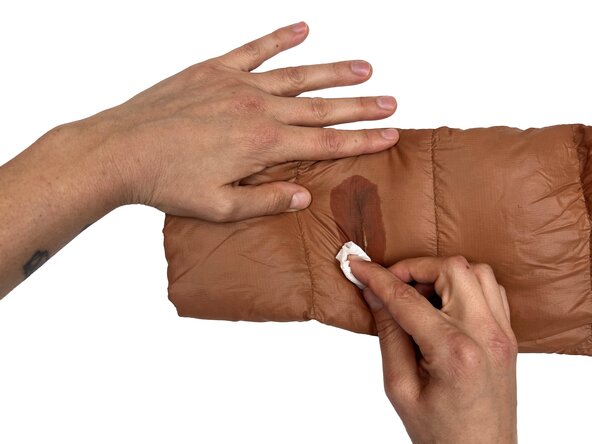 Réparer une doudoune à l’aide d'un patch adhésif, Nettoyer la zone: étape 2, image 1 de 1