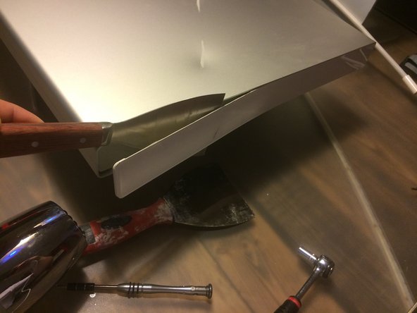 Apple Cinema HD Display 30" Teardown, décollage des cache latéral gauche: crwdns2935265:04crwdnd2935265:03crwdnd2935265:03crwdne2935265:0