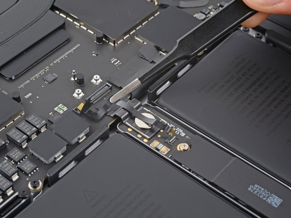 MacBook Pro 16" 2023 Battery Disconnection, Remove the battery data cable: stap 0, afbeelding 2 van 3