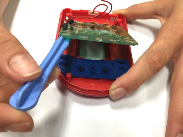 Connect Four Electronic Handheld Screen Replacement, Detaching the circuit board.: crwdns2935265:04crwdnd2935265:03crwdnd2935265:03crwdne2935265:0